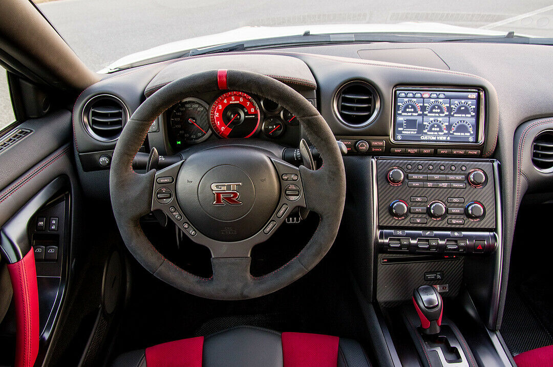 Rot ist die dominierende Farbe des GT-R. Der Bordcomputer liefert Informationen zu Öldruck, Temperatur und Weiterem