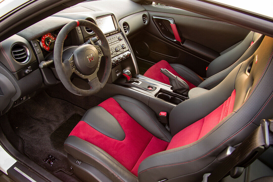 Recaro-Sportsitze mit roten Ziernähten und Carbonrückenschale