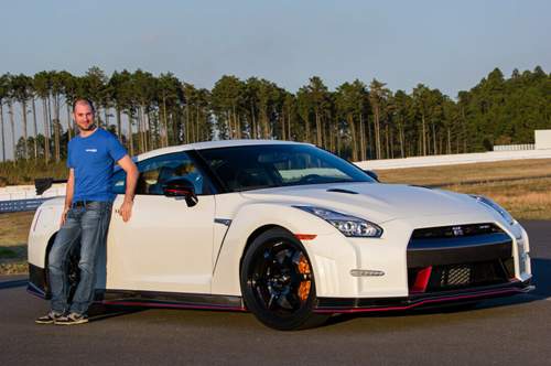 MOTOR-TALk-Redakeur Timo Friedmann am GT-R Nismo auf dem Sodegaura Race Track
