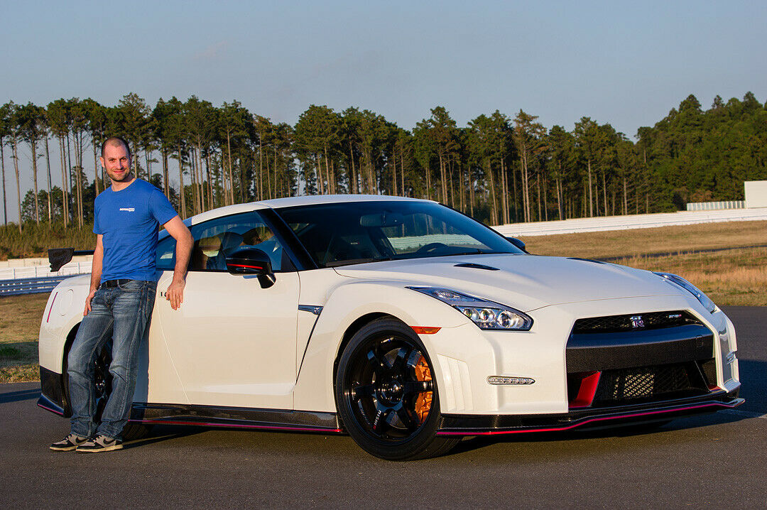 MOTOR-TALk-Redakeur Timo Friedmann am GT-R Nismo auf dem Sodegaura Race Track