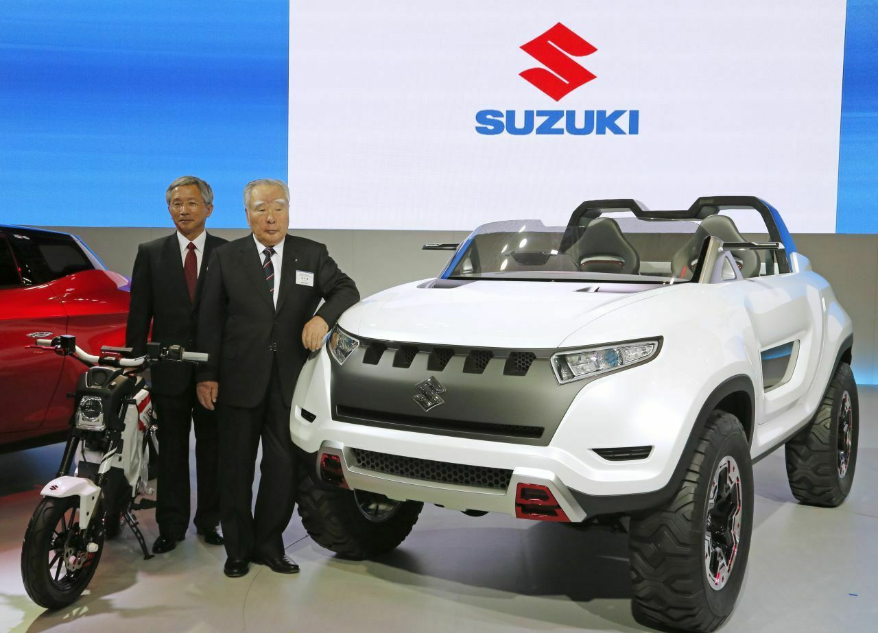 Suzuki-Patriarch Osamu Suzuki (r.) und Vorstandsmitglied Osamu Honda auf der Tokio Motor Show: Der Kleinwagenspezialist erwägt eine engere Kooperation mit dem Branchenriesen Toyota