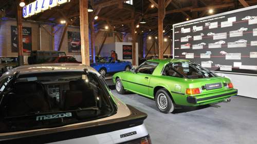 Der 1978er RX-7 hat zunächst 105 PS. Fast 500.000 Exemplare des RX-7 werden verkauft, in den USA ist das Auto erfolgreicher als der Porsche 924
