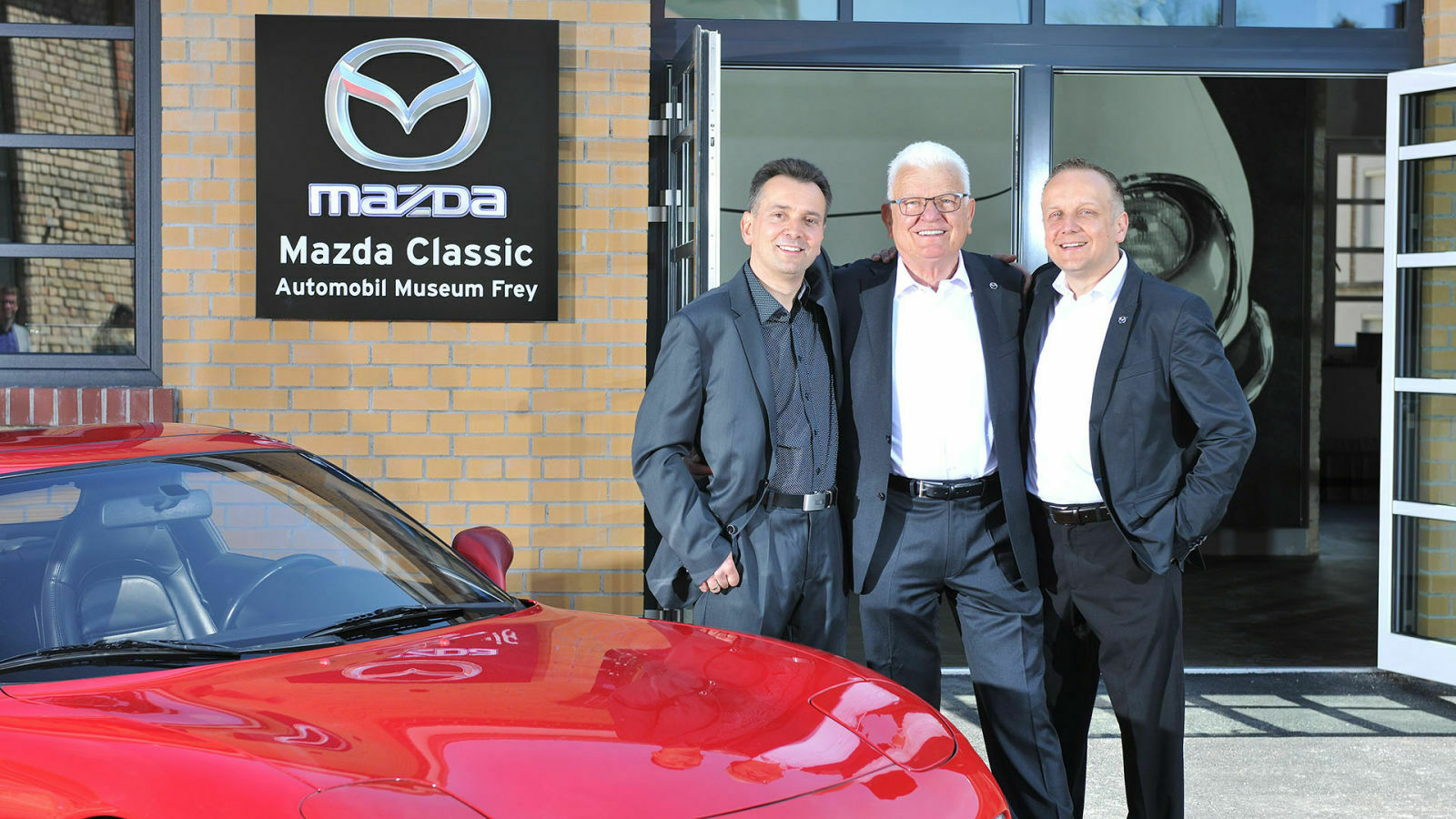 Ein Trio für Mazda: Markus, Walter und Joachim Frey sind Mazda-Händler und Sammler in Augsburg