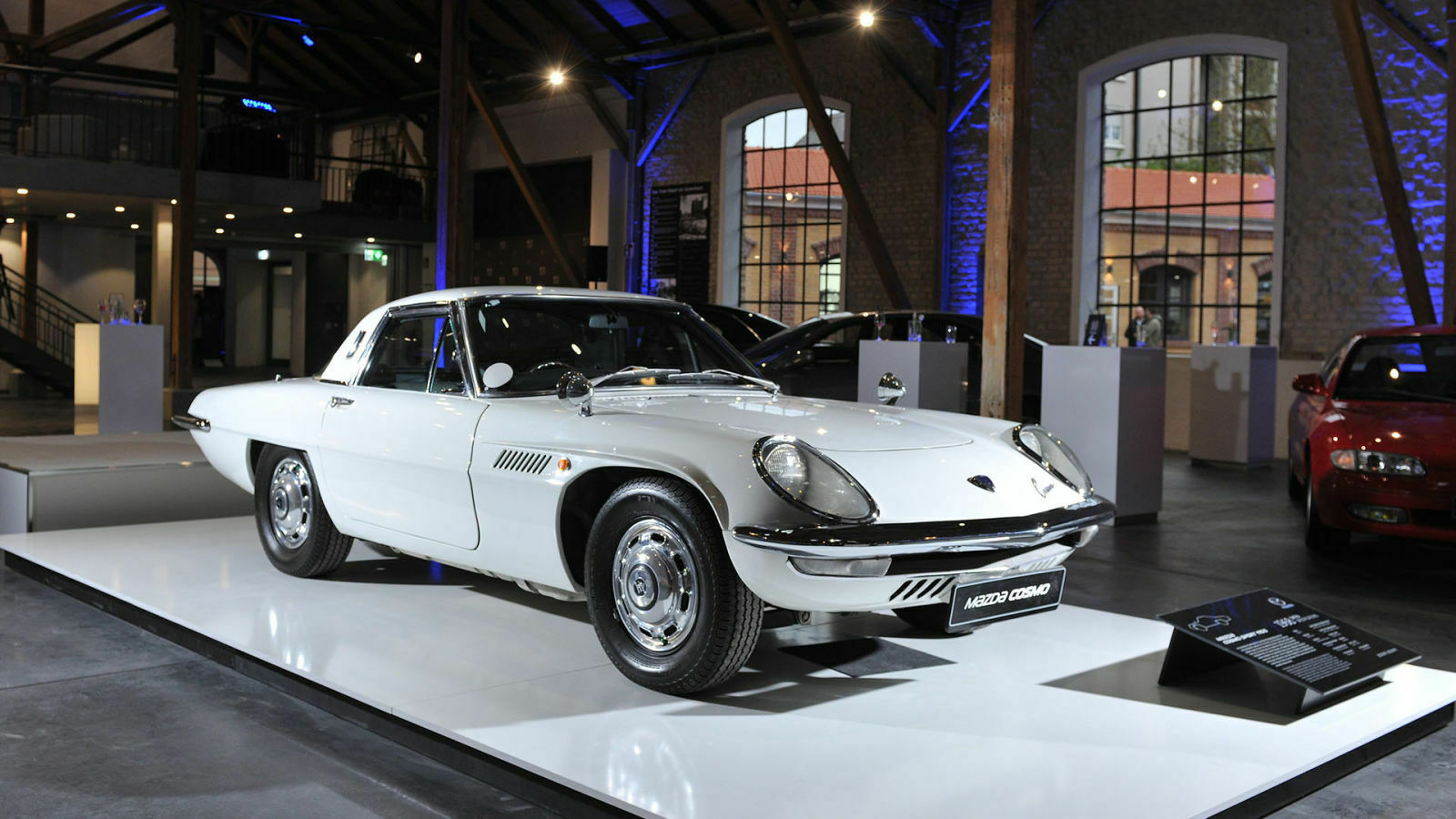 Ein Traum in Weiß ist der Mazda Cosmo Sport 110 S. Sein Wankelmotor mit einem Kammervolumen von 2 x 491 ccm leistet 110 und 128 PS. In Deutschland wird der Wagen nicht angeboten
