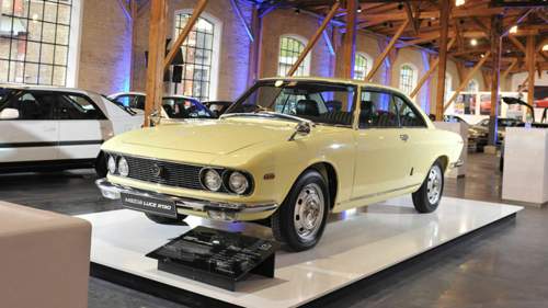 Die 60er, die stecken voller Blechschönheiten. Diese hier heißt Mazda Luce, hat 1,5-Liter Hubraum, 78 bis 105 PS und wird als Leading Lady - führende Dame -angepriesen