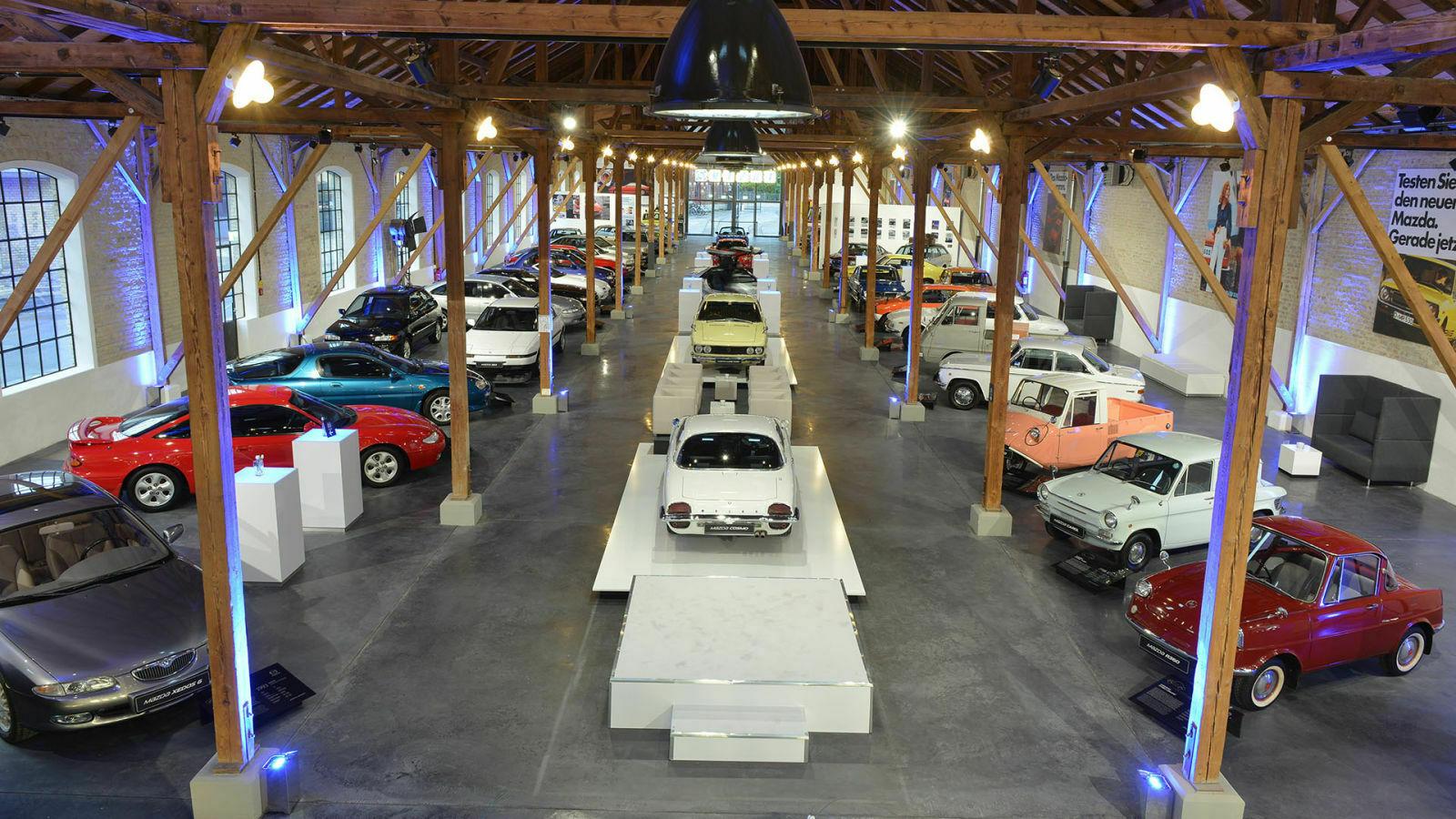Das Mazda-Museum im Überblick. Rechts vorne die Autos, mit denen alles begann, die Kei-Cars und der Carol