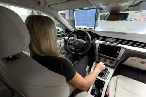 Die Testfahrer auf dem Prüfstand müssen exakt vorgegebene Schlatzeitpunkte, Gänge und Geschwindigkeiten einhalten