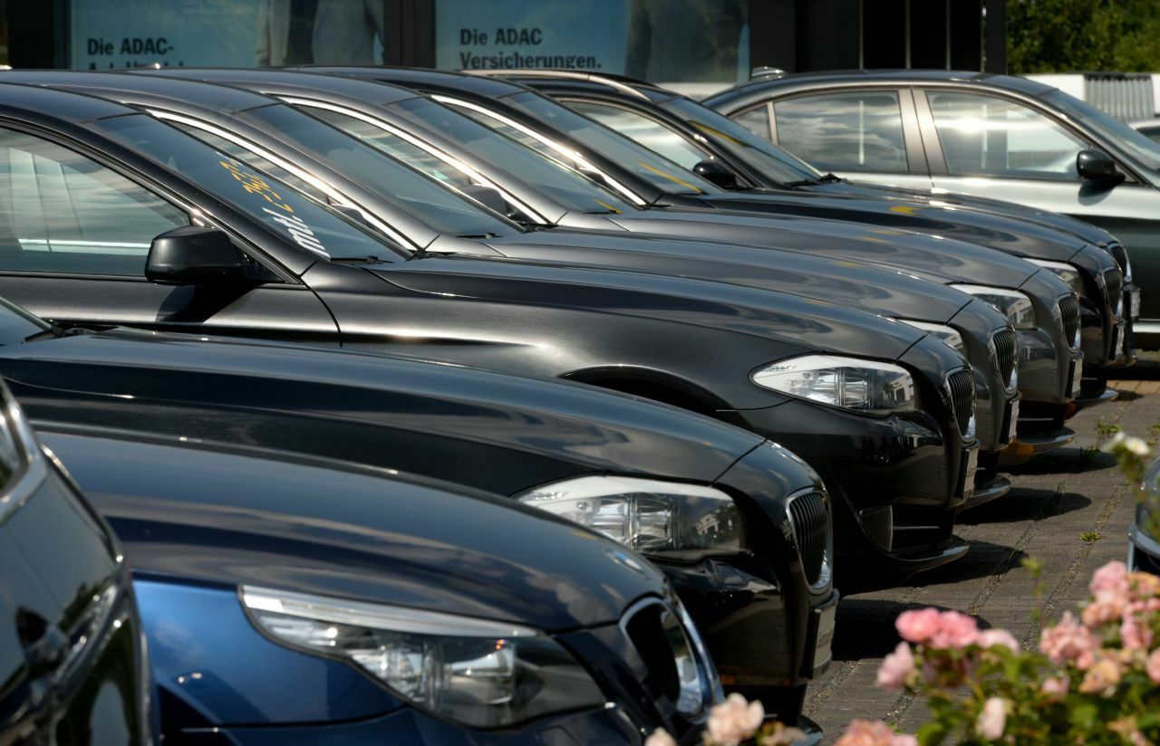 Vom Neuwagen zum Gebrauchten: Der Schritt dahin führt über eine Zulassung, meist auf den Händler. Dieser kann das Fahrzeug danach günstiger verkaufen