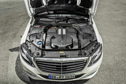 Motorraum des Mercedes S500 Plug-in-Hybrid: Schwere und starke Luxuslimousinen können die strengen Grenzwerte künftig nicht mehr ohne Hybridisierung erfüllen