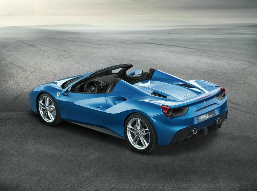 Das Dach des Ferrari 488 Spider öffnet innerhalb von 14 Sekunden und verschwindet über der Motorabdeckung