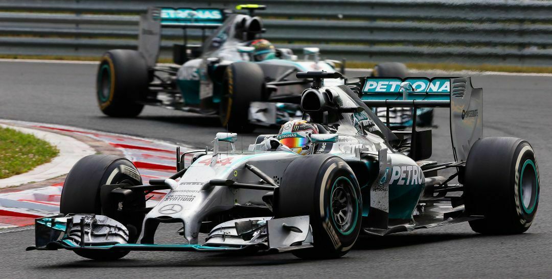 Lewis Hamliton vor Teamkollege Nico Rosberg beim Großen Preis von Ungarn 2014