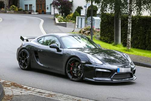 Breite Tagfahrleuchten, große Lufteinlässe und filigrane Felgen: Der Porsche Cayman GT3 wirkt sportlicher als der GTS