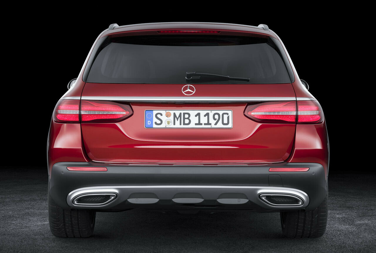 Die E-Klasse All Terrain schickt Mercedes serienmäßig mit Luftfederung auf die Feldwege