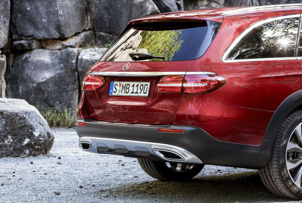 Mercedes zeigt die E-Klasse All Terrain erstmals auf dem Pariser Autosalon, der Allradantrieb 4Matic ist serinmäßig