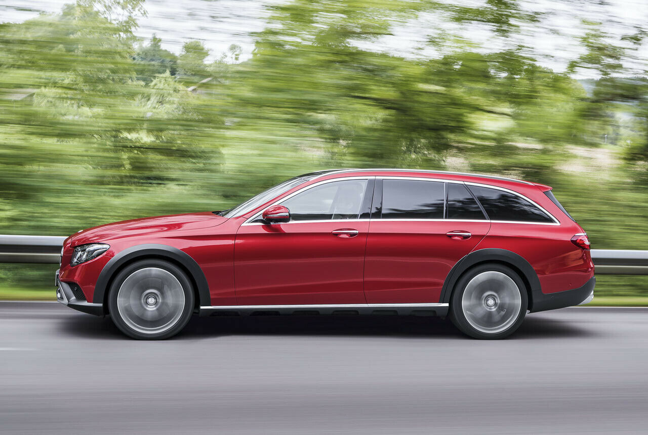 Klassenüblich bringt Mercedes beim All Terrain der E-Klasse schwarze Plastikradläufe an