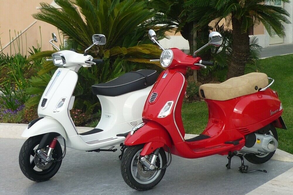 Vespa 125 S in weiß und LX in Rot