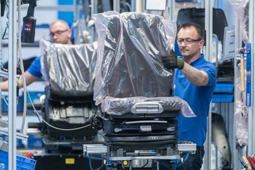 Weltweit beschäftigt der bayerische Zulieferer 15.000 Mitarbeiter