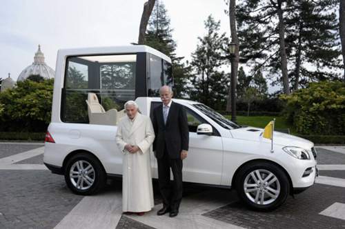 Im Dezember: Dieter Zetsche übergibt Papst Benedikt XVI. einen umgebauten Mercedes ML.