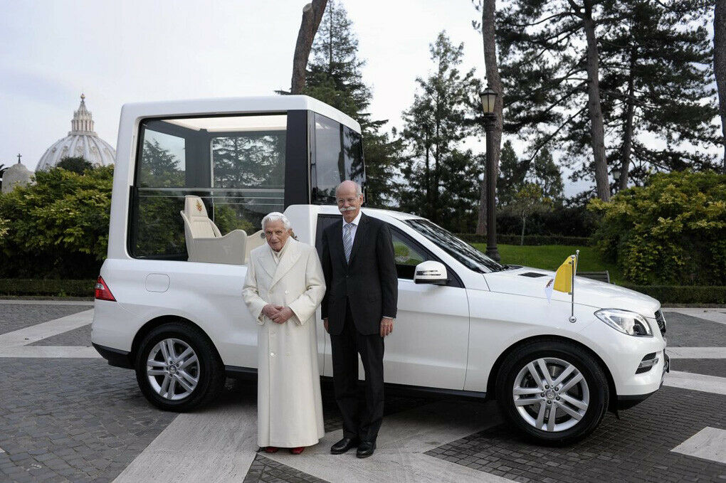 Im Dezember: Dieter Zetsche übergibt Papst Benedikt XVI. einen umgebauten Mercedes ML.