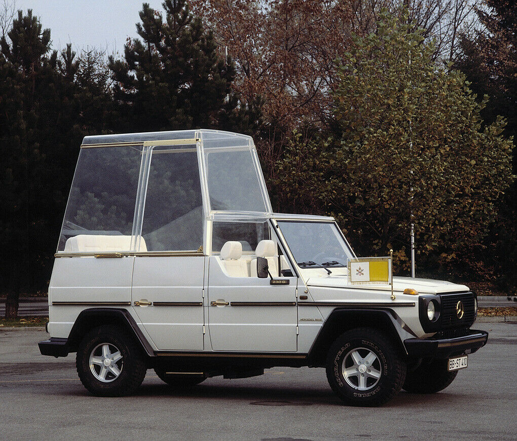 Das erste Papamobil: Im Mercedes G230 konnte Papst Johannes Paul II. besser sehen und gesehen werden.