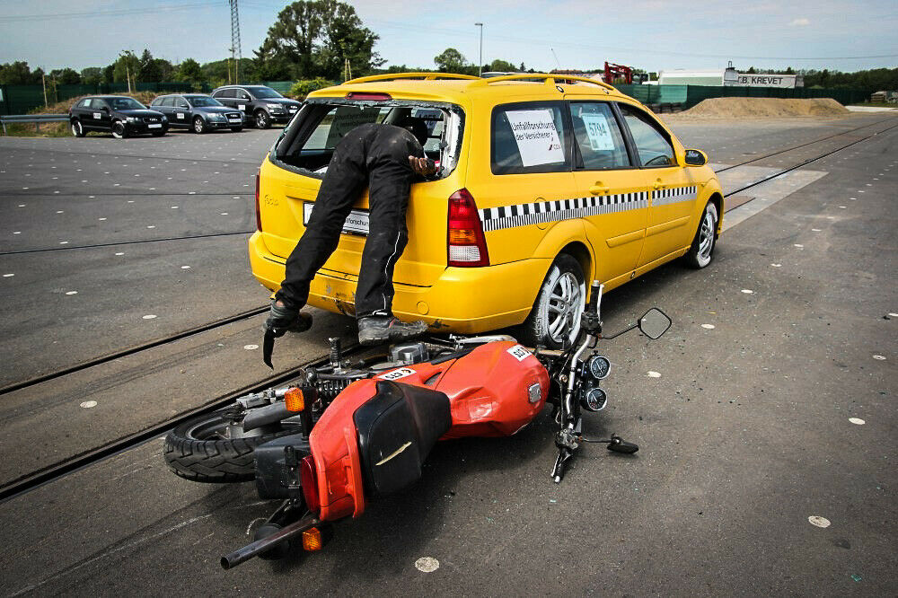 Der Gesamtverband der deutschen Versicherer (GDV) veröffentlicht eine Studie über Motorradunfälle: Dass ein Motorradfahrer - wie hier in einer gestellten Szene - von hinten auf ein Auto auffährt, ist laut Studie eine typische Unfallsituation