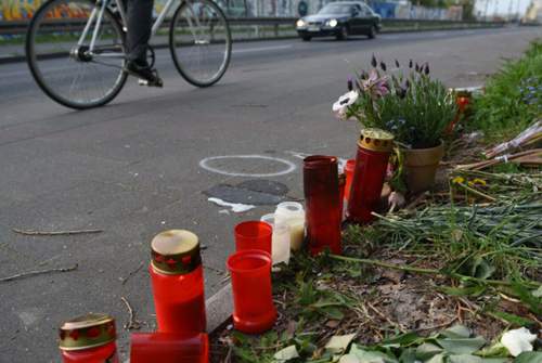 Blumen für eine getötete Radfahrerin: Im April 2015 ist eine Frau in Köln durch ein Kräftemessen zweier Raser ums Leben gekommen