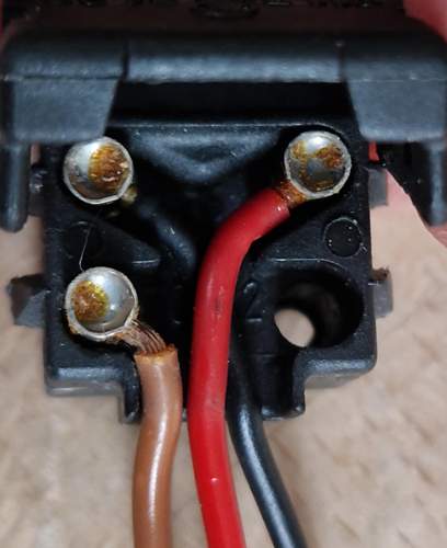 Stecker mit gelöteten Steckhülsen