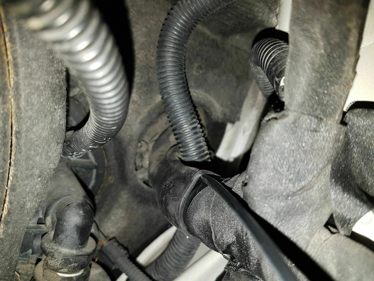 Kabeldurchführung Motorraum