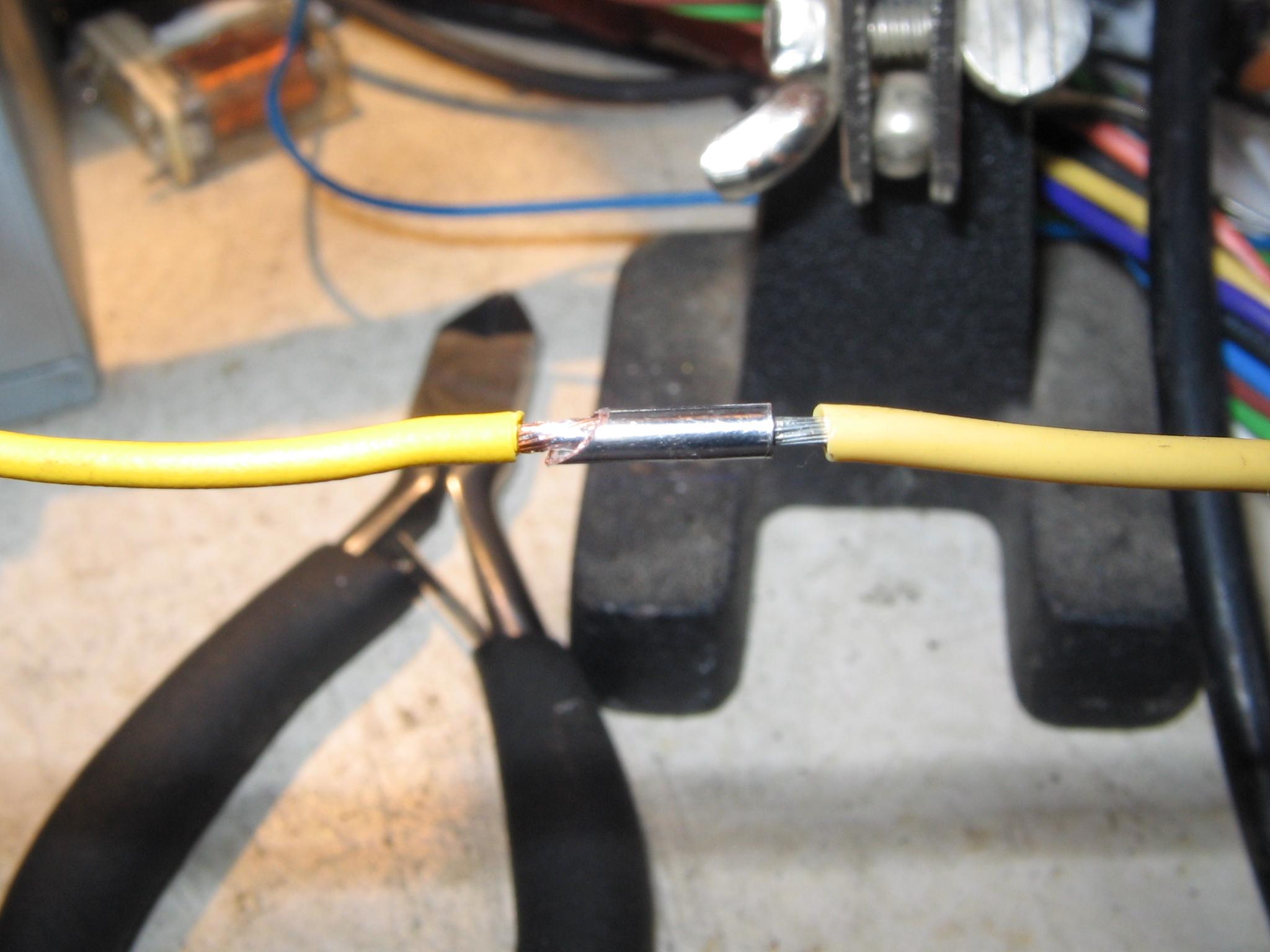 Kabelschaden Motorraum Mäuse? Was für ein Stecker ist das?
