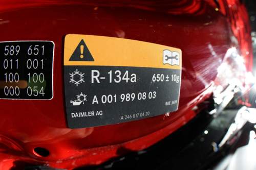 R1234yf ist das einzige im Handel verfügbare Kältemittel, das den EU-Klimaauflagen entspricht. Der Vorgänger R-134a ist verboten.