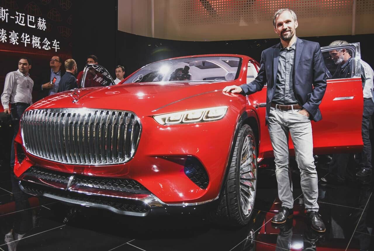 Ganz schön gewaltig: Der Kotflügel der Maybach-Studie reicht Heiko bis zum Bauchnabel