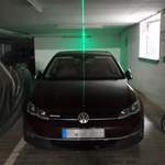 Laser Deckenrefelx verläuft durch forderes Emblem