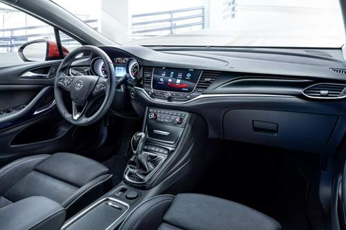 Der Innenraum des Opel Astra K: Mutlifunktionslenkrad, neu gestalteter Tacho und ein hoch positionierter Touchscreen