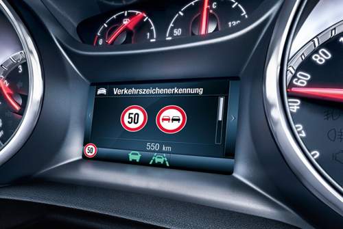 Verkehrszeichenerkennung: Eine Warnung bei zu schnellem Fahren werden wir vermutlich schon in wenigen Jahren serienmäßig in neuen Autos vorfinden