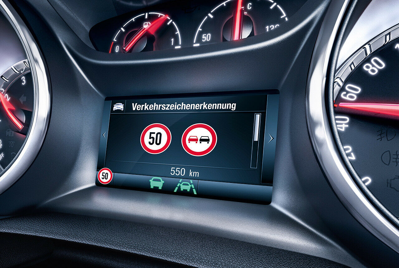 Verkehrszeichenerkennung: Eine Warnung bei zu schnellem Fahren werden wir vermutlich schon in wenigen Jahren serienmäßig in neuen Autos vorfinden