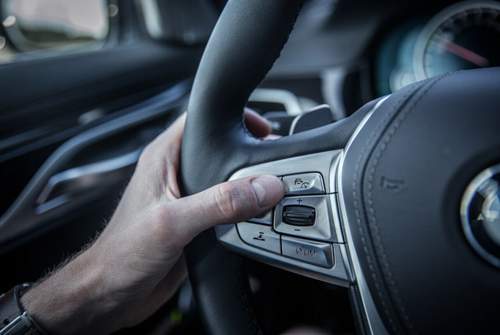Einen Limiter gibt es bereits in vielen Autos. Die EU-Kommission will diskutieren, welche Tools zur Geschwindigkeitskontrolle Vorschrift werden sollten
