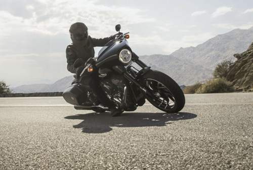 Erst sehr spät (für eine Harley) schabt die Hacke des Biker-Stiefels auf dem Asphalt