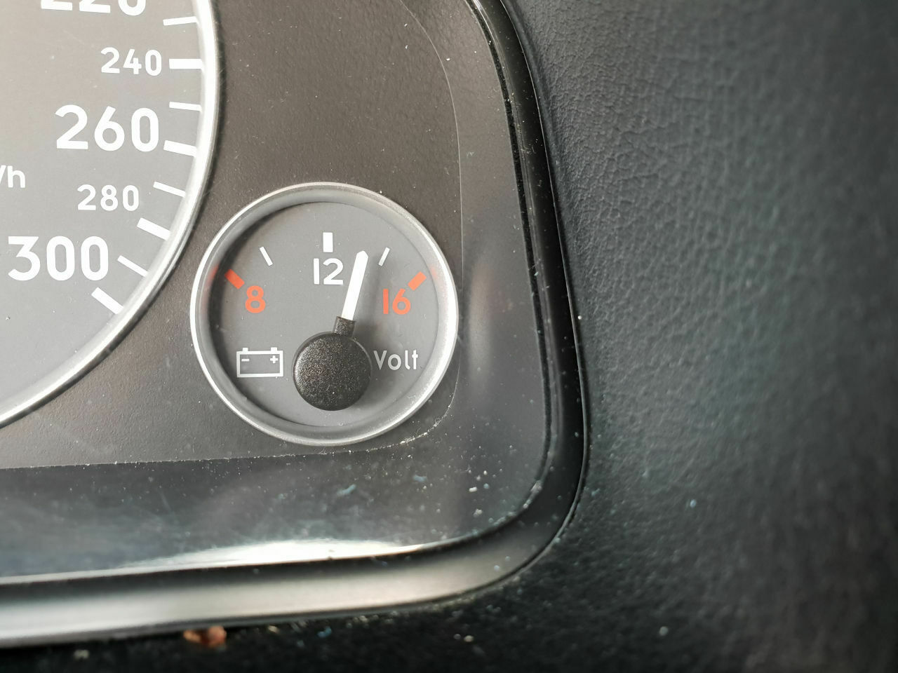 Kann ein defekter Bremslichtschalter dafür sorgen das der Motor abstellt?