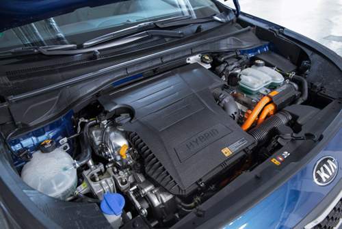 Der 1,6-Liter-Vierzylinder des Niro arbeitet im Atkinson-Zyklus, ein E-Motor unterstützt ihn. Beide zusammen sind nicht schnell - können aber sparen