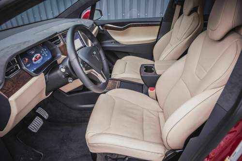 Lieber nicht aussteigen: Das Exterieur des Tesla Model X soll bei den Testfahrten arg in Mitleidenschaft gezogen worden sein (Symbolbild)