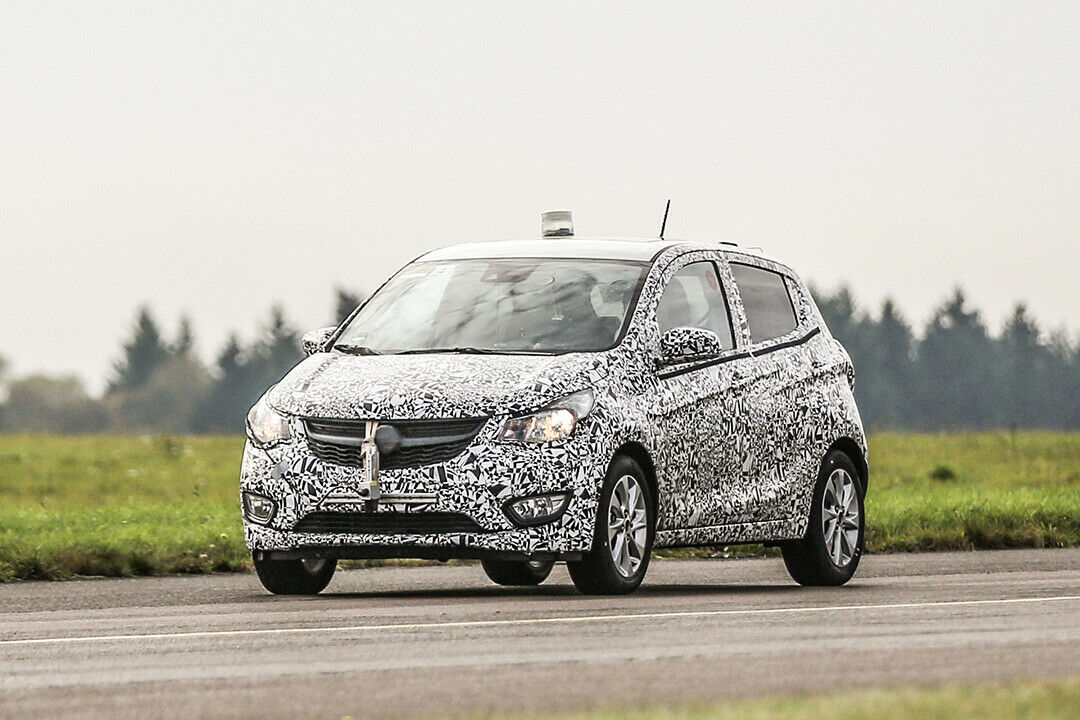 Hier lächelt der Karl durch die Tarnfolie: Hinter der Verkleidung verbirgt sich der neue Opel-Kleinwagen