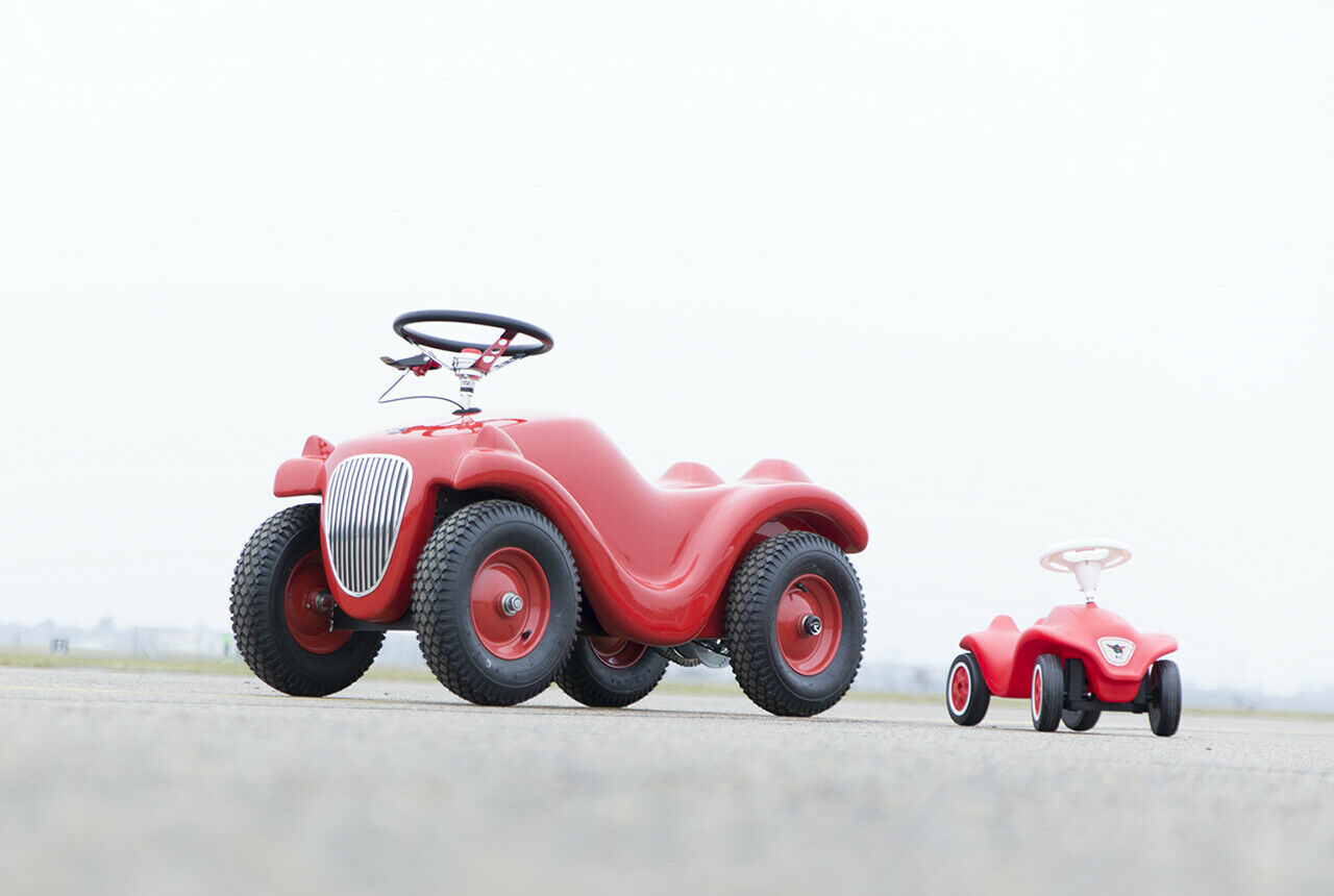 Die Hupe des großen Modells stammt von einem abgewrackten Bobby Car - die Bremse am Lenkrad funktioniert leider nicht. Gebremst wird deshalb mit den Füßen