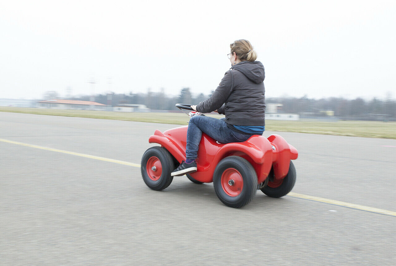 Wenn der E-Motor sich zugeschaltet hat, kann der Fahrer die Beine auch mal hochlegen