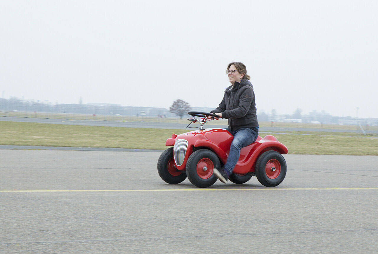 Sabine bei der Probefahrt auf dem Bobby GT V0