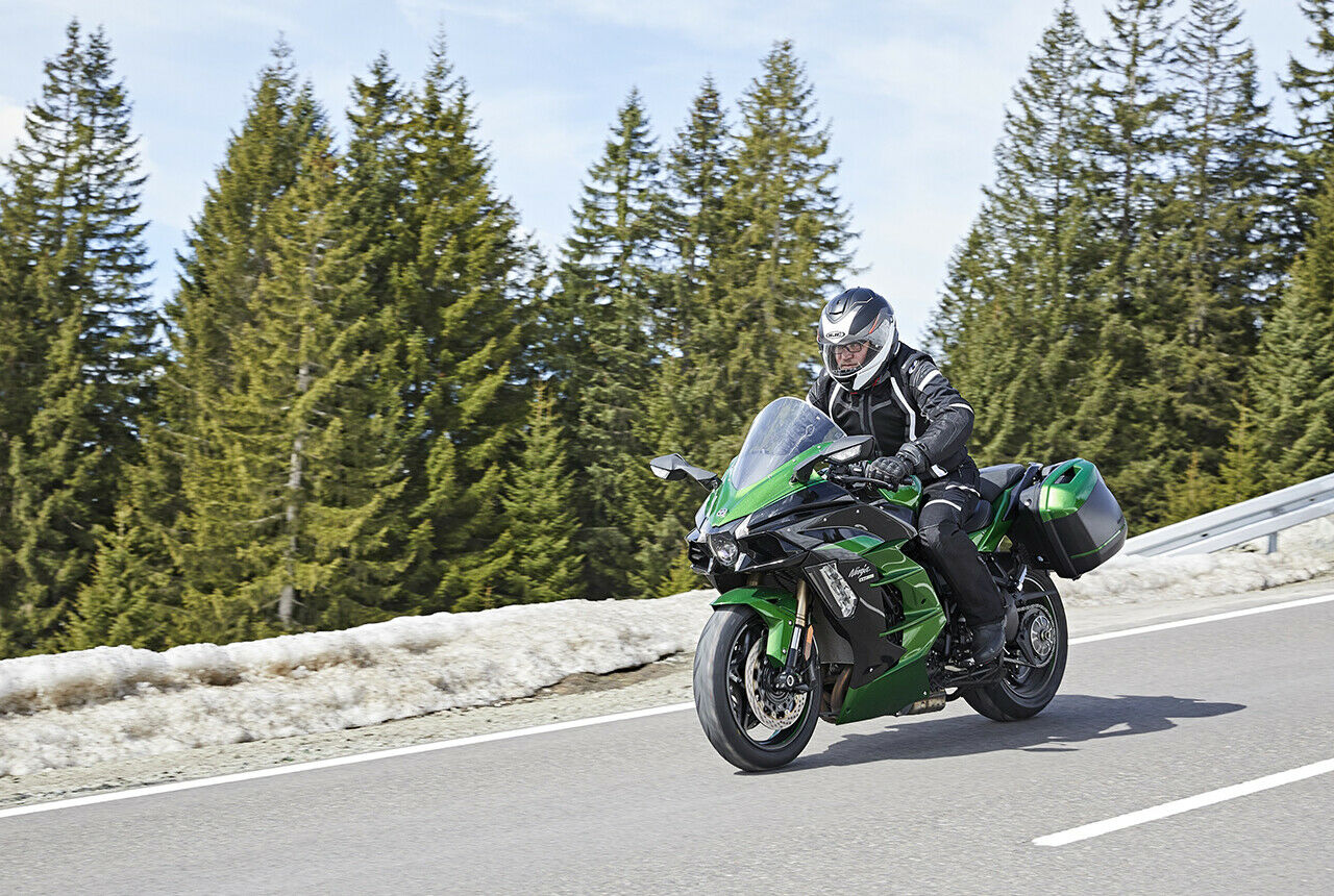 Die japanischen Entwickler bauten die Kawasaki H2 SX mit der Direktive, jeden Sportwagenfahrer in die Auspuffrohre schauen zu lassen