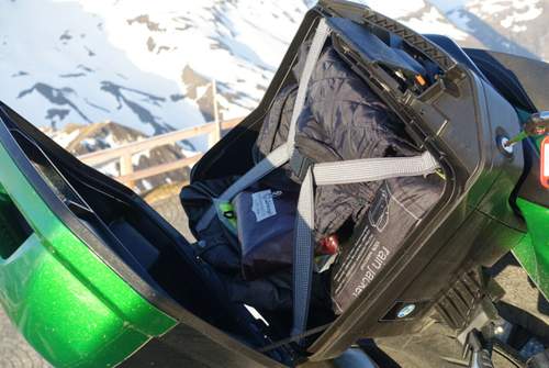 Auch mit beladenen Seitenkoffern hält die Kawasaki H2 SX die Linie