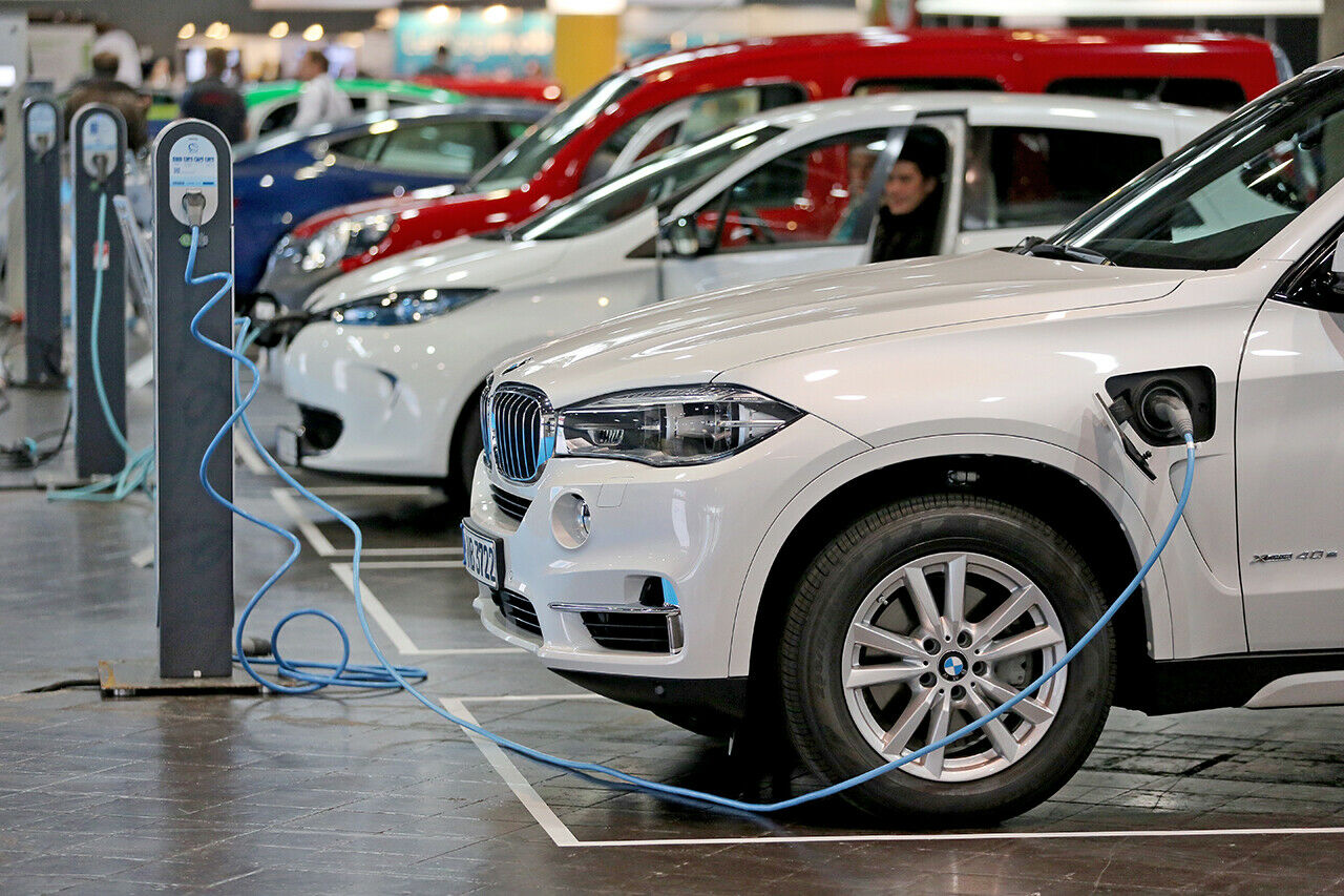 BMW X5 xDrive40e als Plug-in-Hybrid an einer Ladesäule