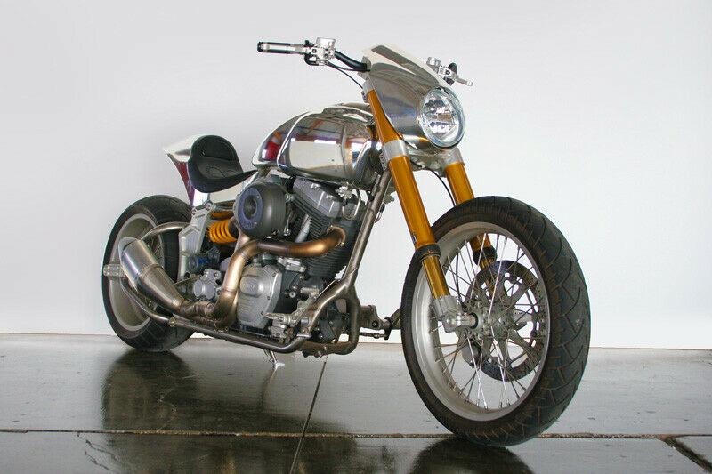 Naked Bike mit kurzem Auspuff