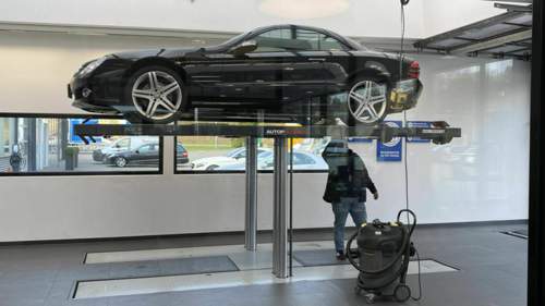 SL R230 auf Bühne mit Serienfedern