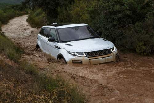 Ein Wasserloch mit einem halben Meter Tiefe? Kein Problem für den Evoque